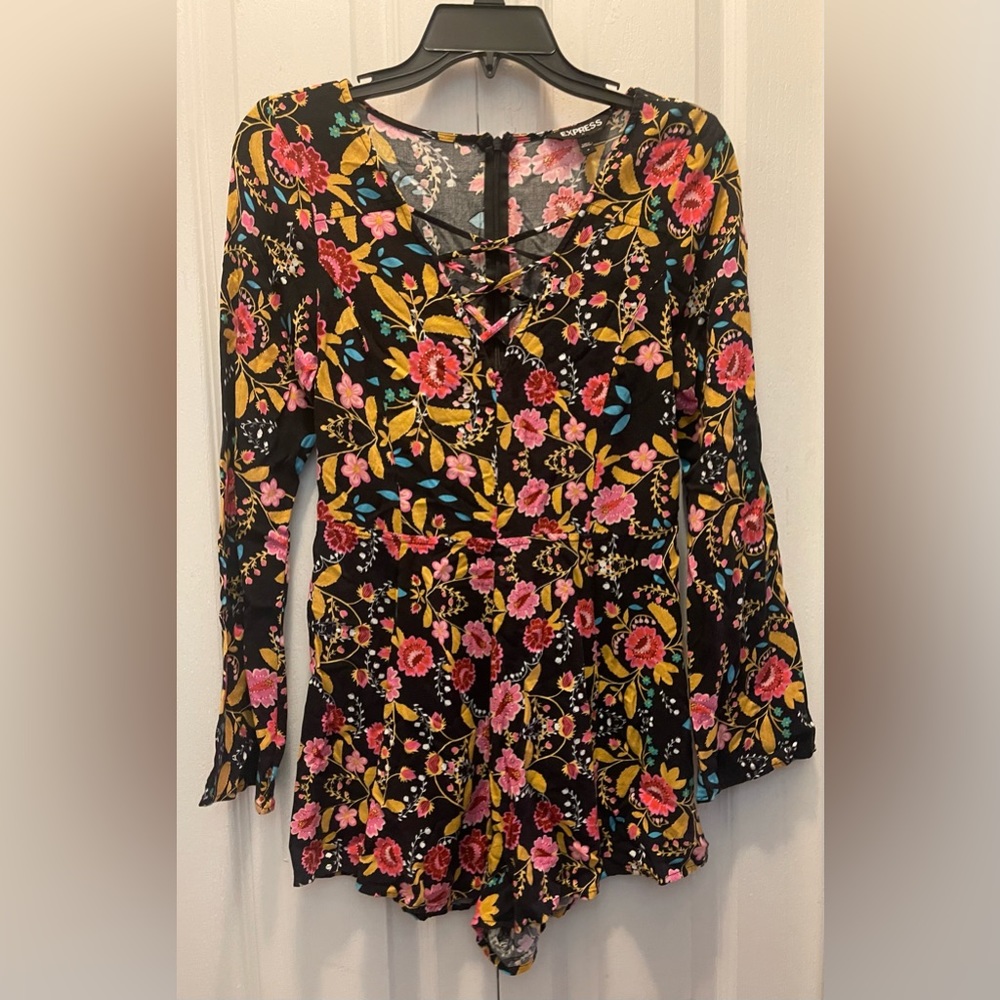 Express Floral Shorts Romper with long sleeves, lightweight and comfy Size 4